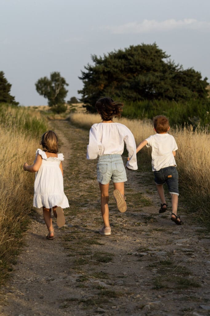 Enfants qui courent dans la nature
