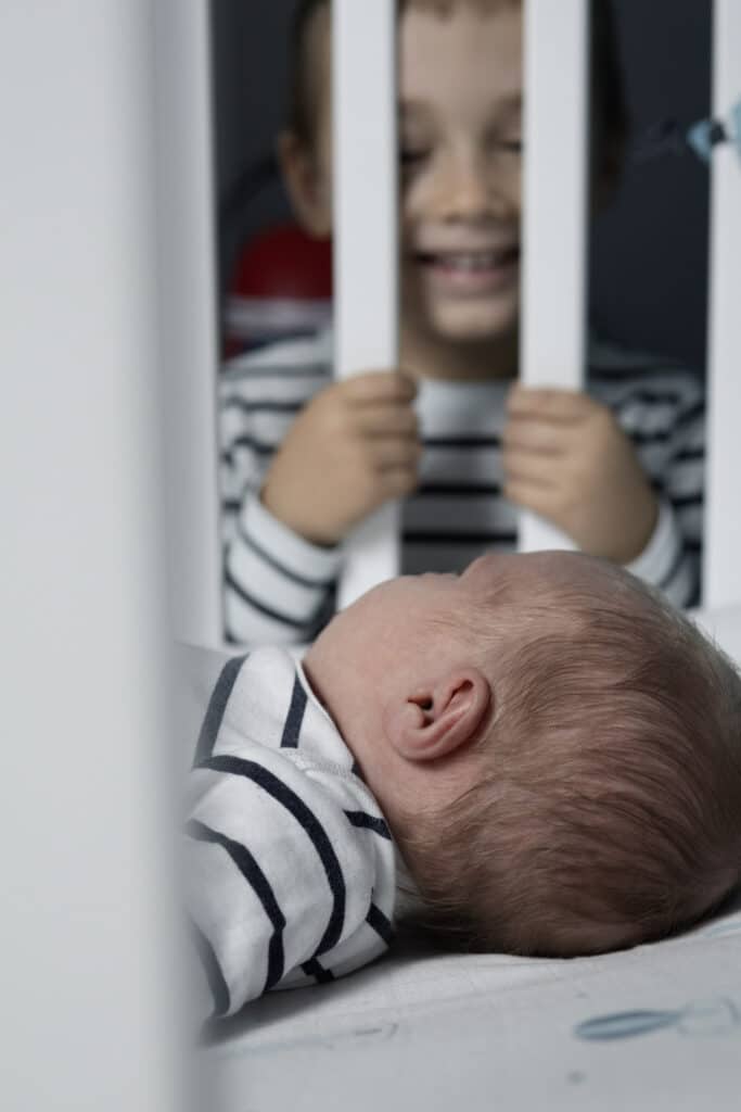 Grand frère et son petit frère bébé