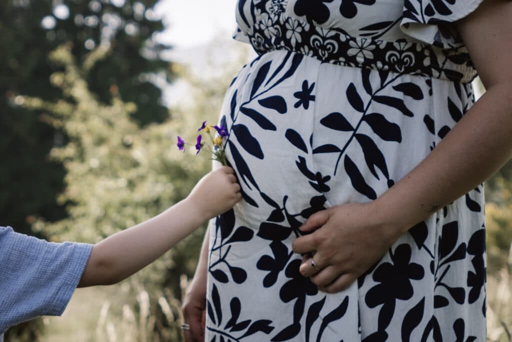 photo enfant avec sa maman enceinte de son petit frere