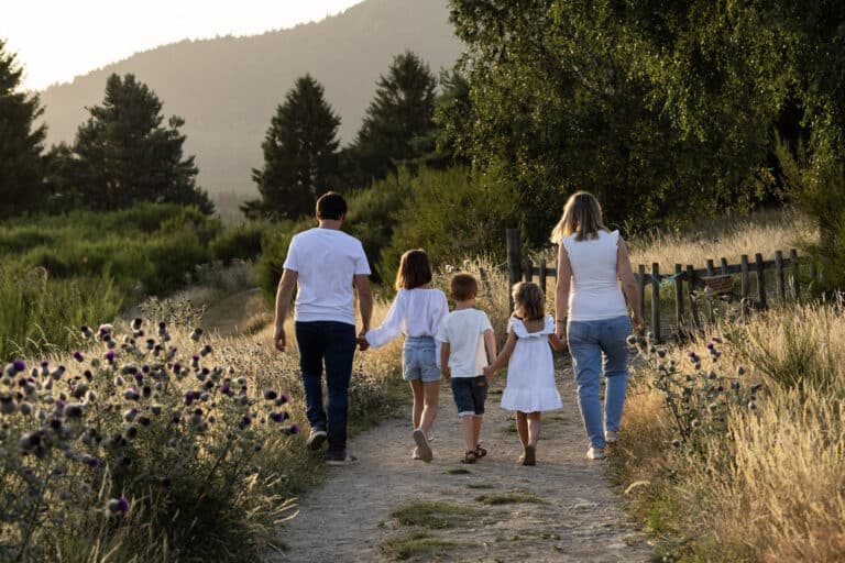 Comment bien s’habiller pour une séance photo en famille (sans stress ni fashion faux-pas)