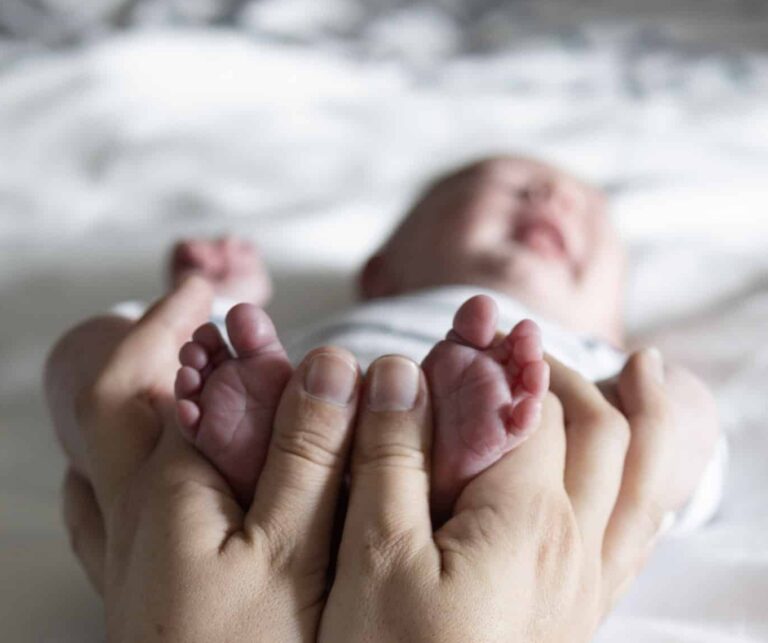 Photo des petits pieds de bébé